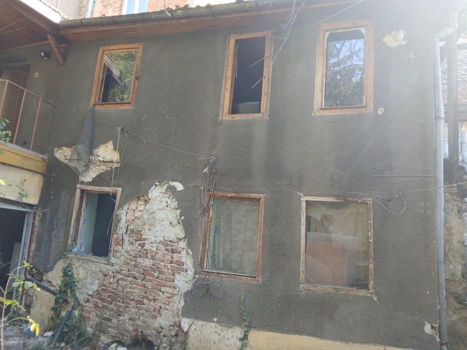 Давам под наем етаж 2 от къща  на женския пазар за склад