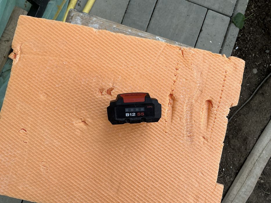 Vind acumulator Hilti B12 55 folosit o singura data de 5Ah  perfect pt lasere