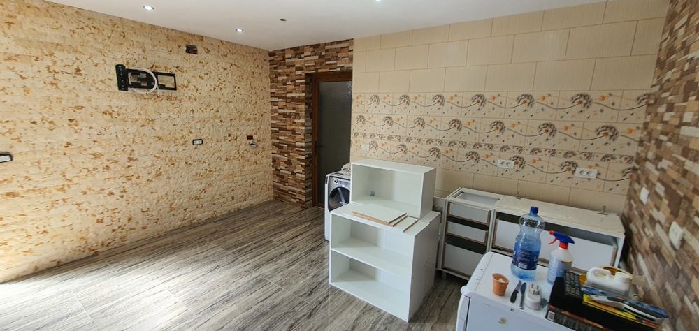 Echipă de constructori ,meseriași în finisaje interioare si exterioare