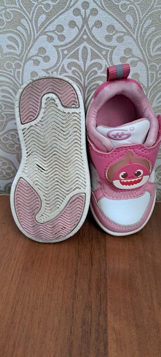 Скейчерсы,Кроссовки светяться при хождение. Длина по стельке 12см