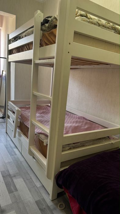 Продам кровать  двухъярусная с матрасом