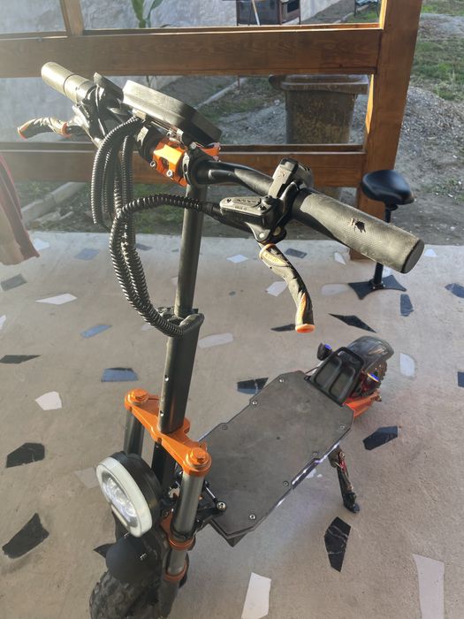 Vând o trotineta eletrica de 6000 de w o dau la schimb dar si pe bani