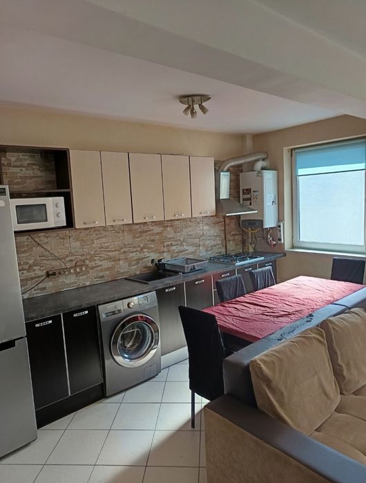 Închiriez apartament cu 2 camere