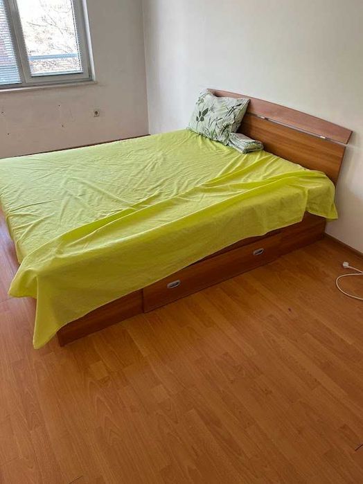 Спалня 200х160 с матрак и чекмедже