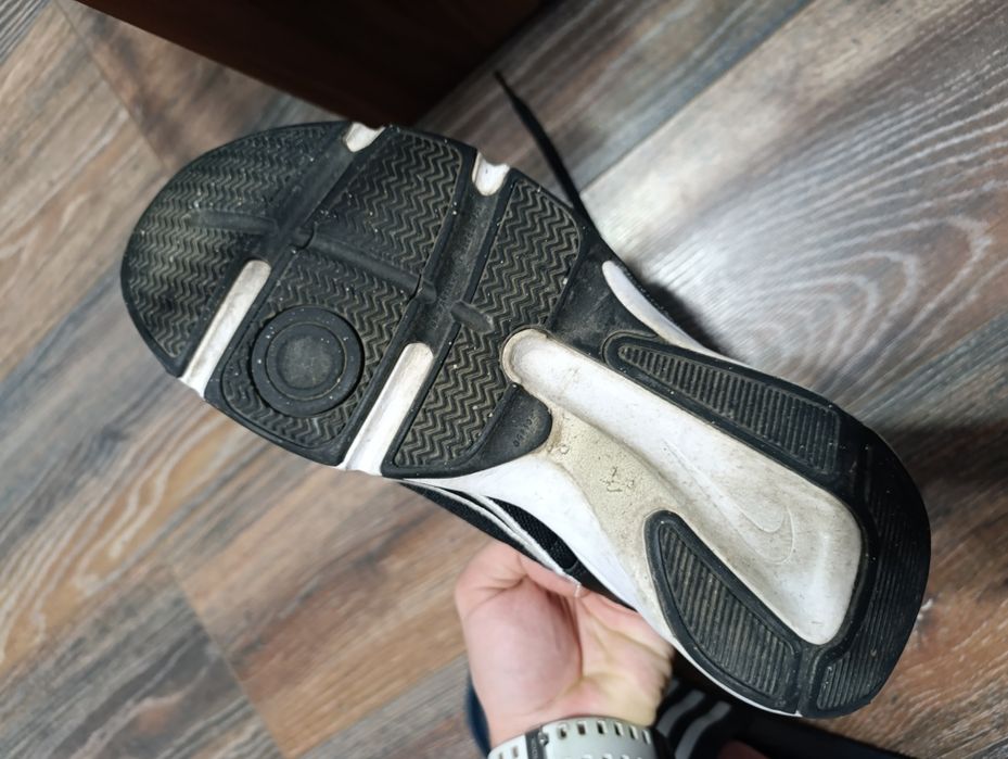 Продавам обувки Nike -44рти номер носени 2 седмици като чисто нови !