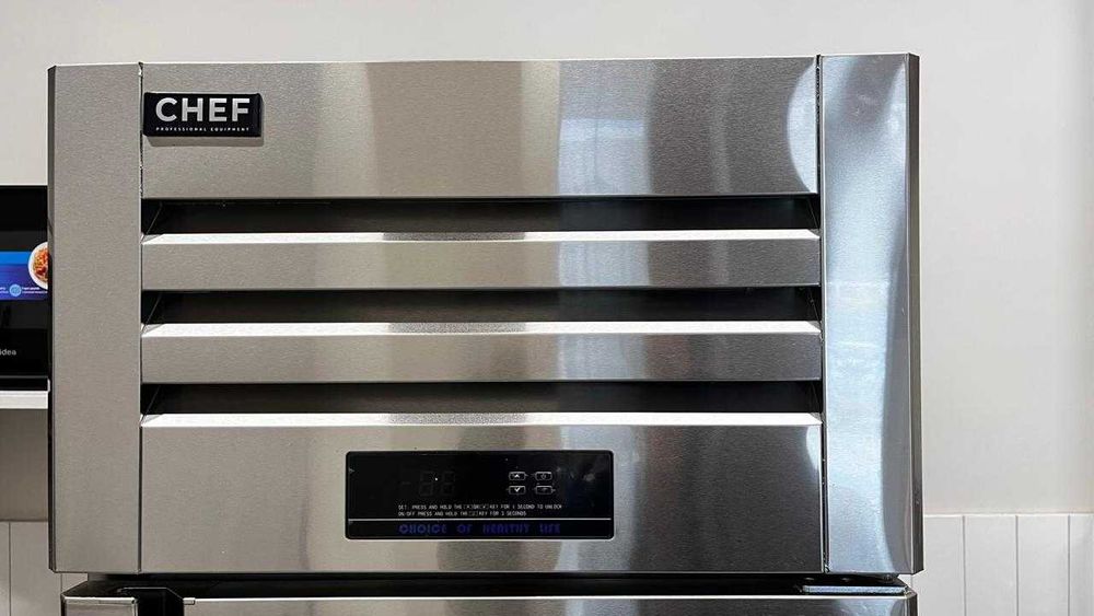 Продам профессиональный холодильник бренда CHEF