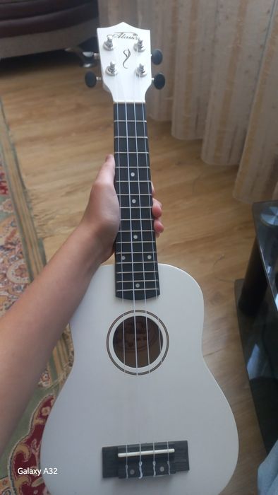 Продам укулеле белый