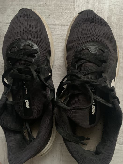 Vand adidasi nike folositi
