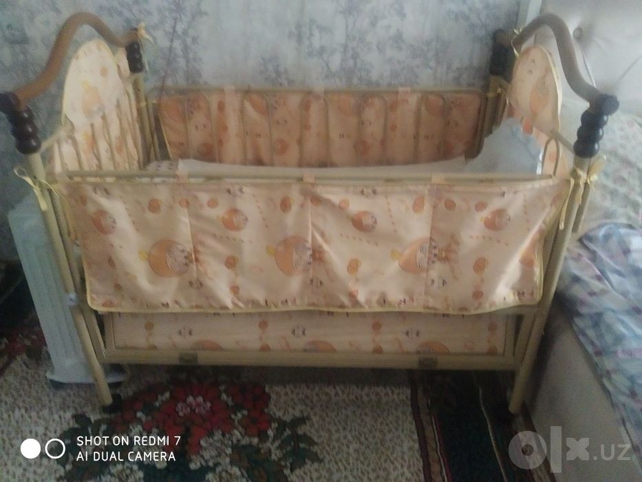 Детская кроватка с матрасом и подушкой