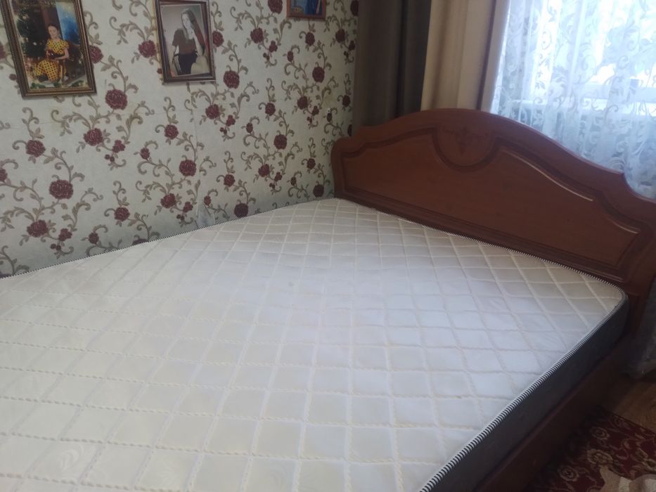 Мебель сппльня кровать и комод.