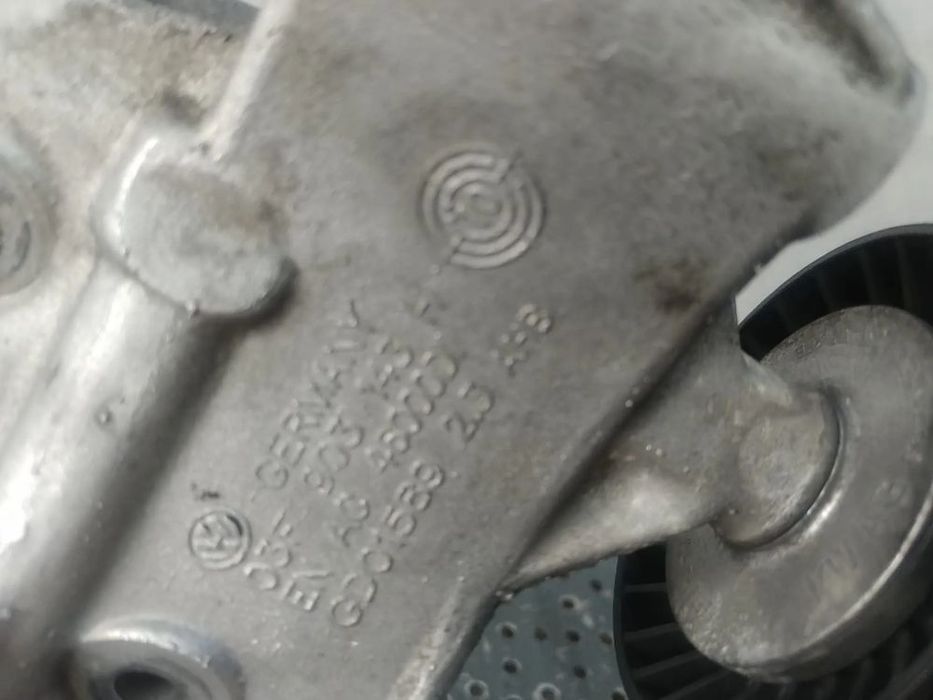 carcasa filtru ulei cu suport 1.2 tsi cbz skoda fabia 2  03f903143h  03f117021a