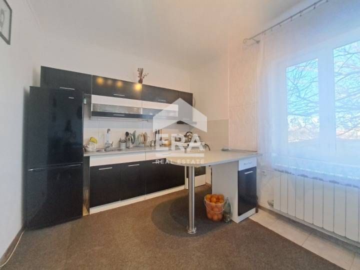 Вашият дом с голям парцел, гараж, лятна кухня и сауна.