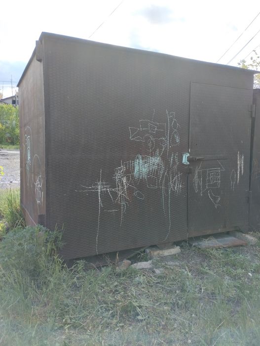 Железный гараж,сарай.