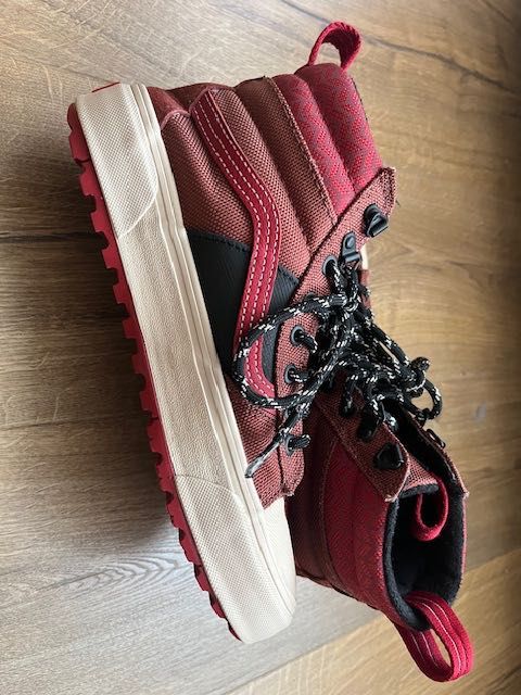 Продавам обувки VANS SK8-HI MTE-2 - 40.5 номер