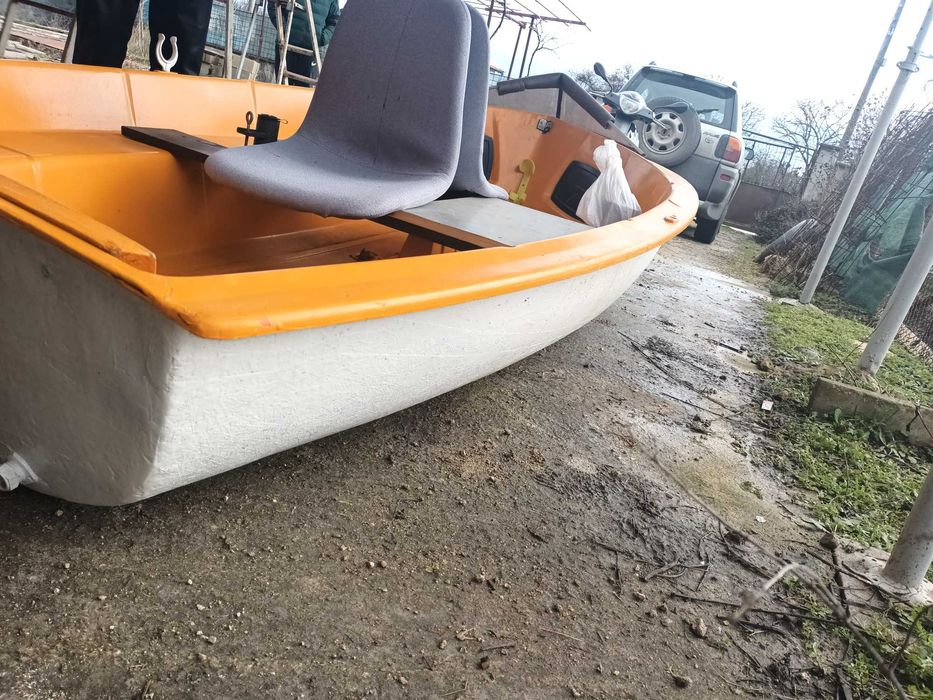 Продавам лодка от стъклопласт