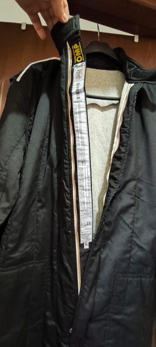 costum de curse profesional nou de la OMP Racing