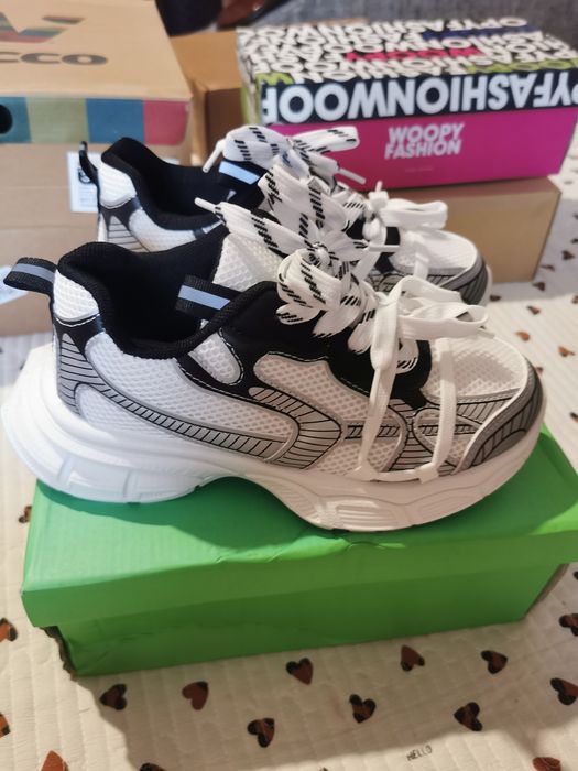 Продам детские кроссовки