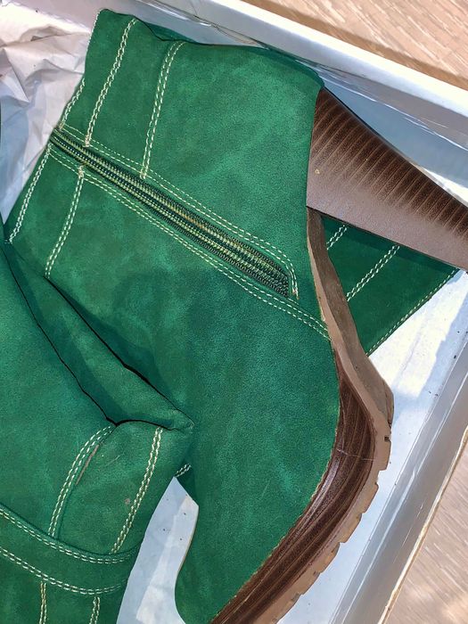 Дамски зелени велурени ботуши с ток