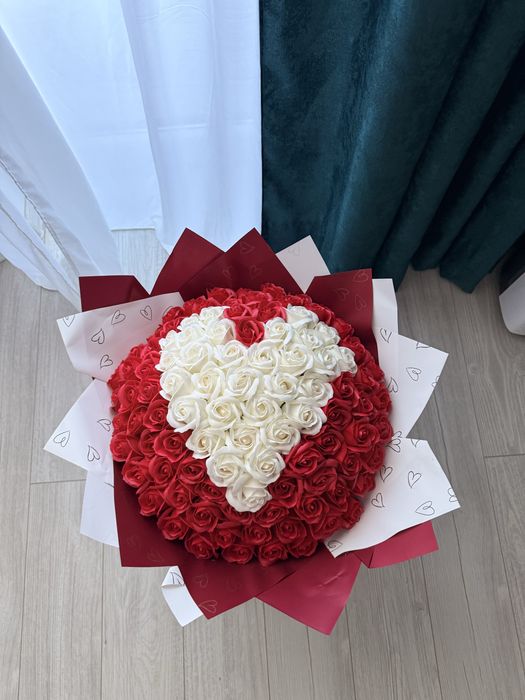 Buchet cu 101 trandafiri ideal pentru Valentine’s Day