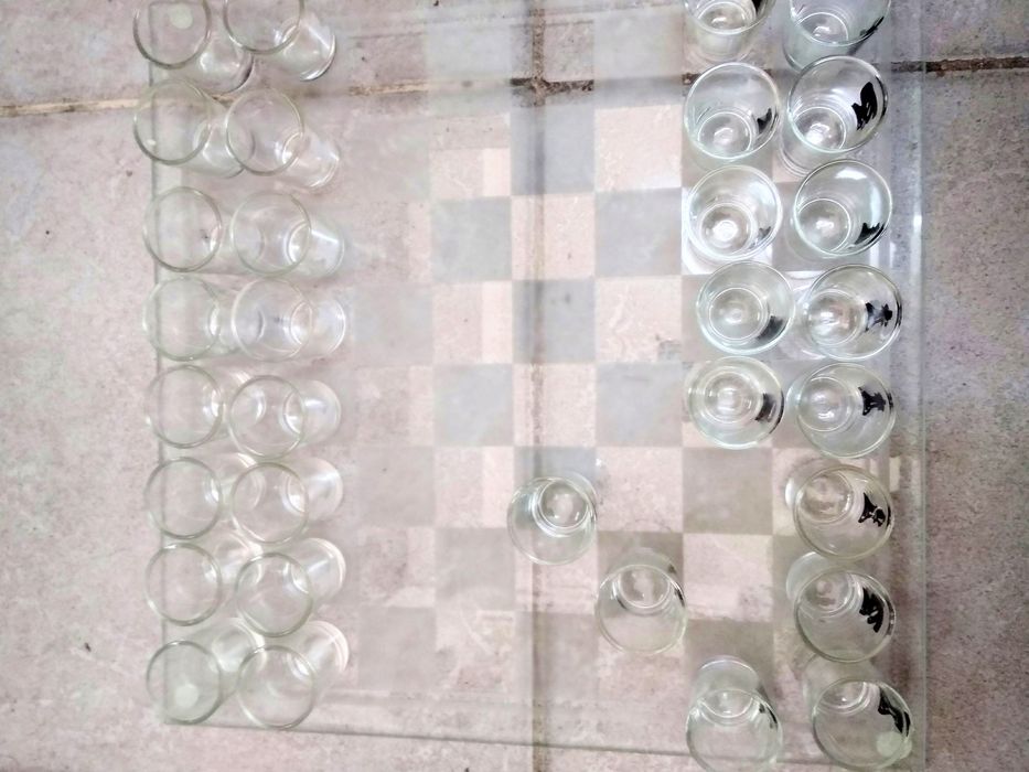 Шах от стъклени чашки