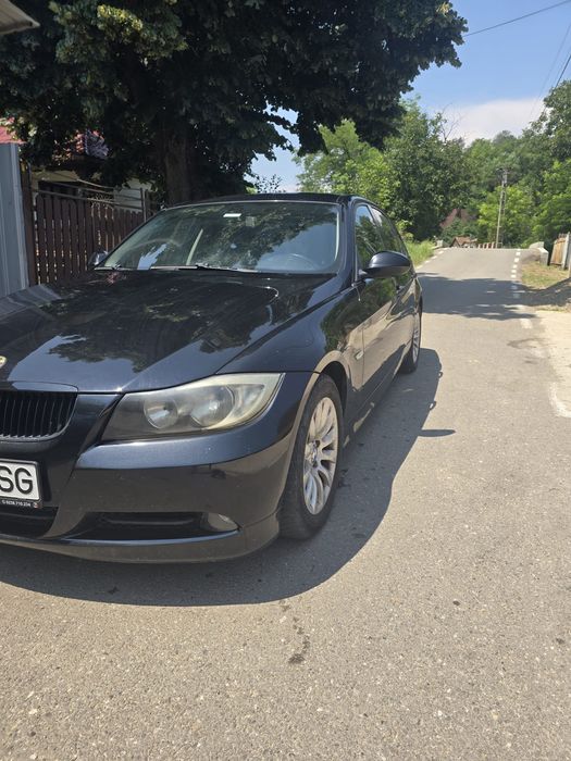 E - 90 / 2006 Mașina funcționează impecabil.