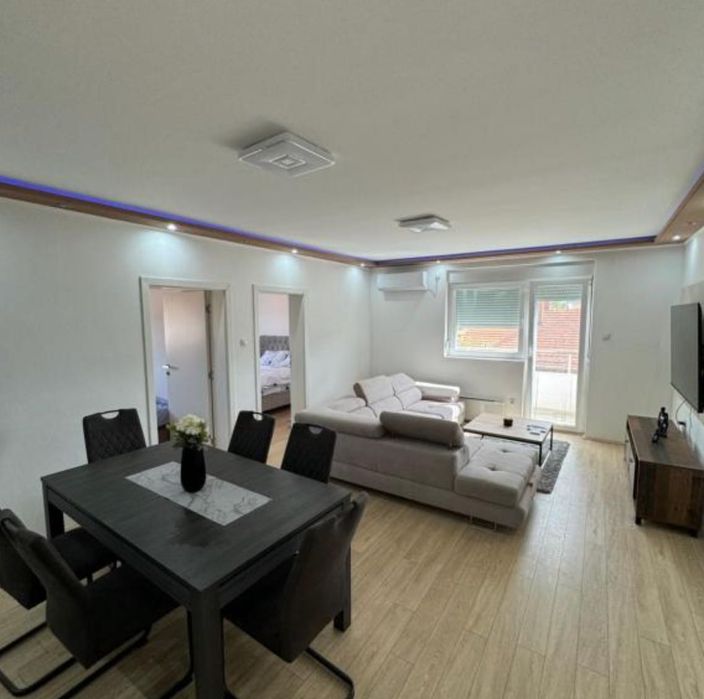 Тристаен  апартамент под наем 670  Евро