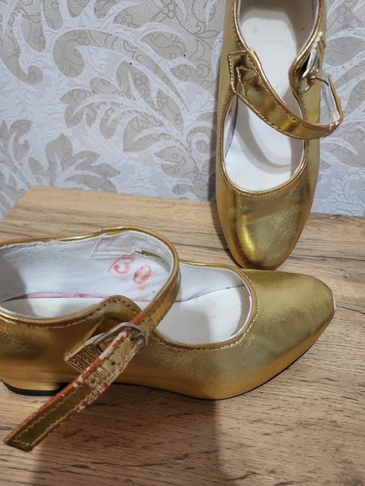 Туфли золотистого цвета