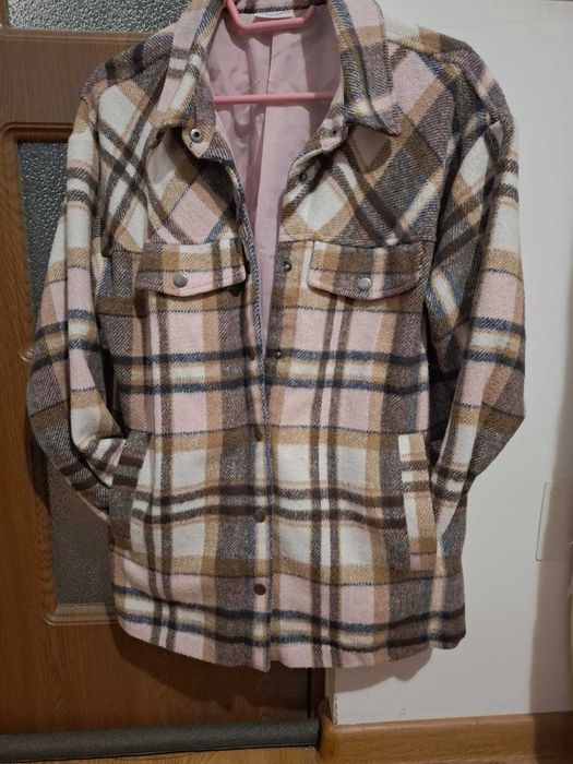 Geaca Cocodrillo stil camasa foarte interesanta si usor de remarcat