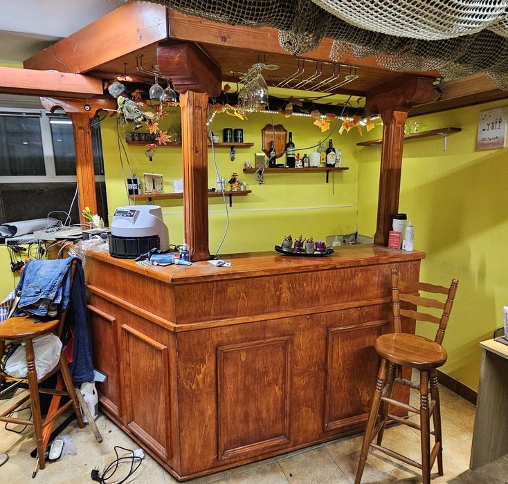 Масивен дървен бар