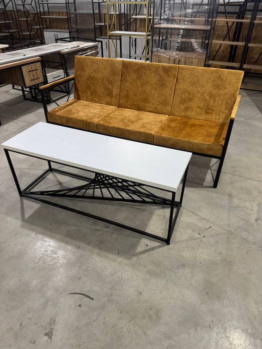 Zamonaviy dizaynda stol va stelajlar