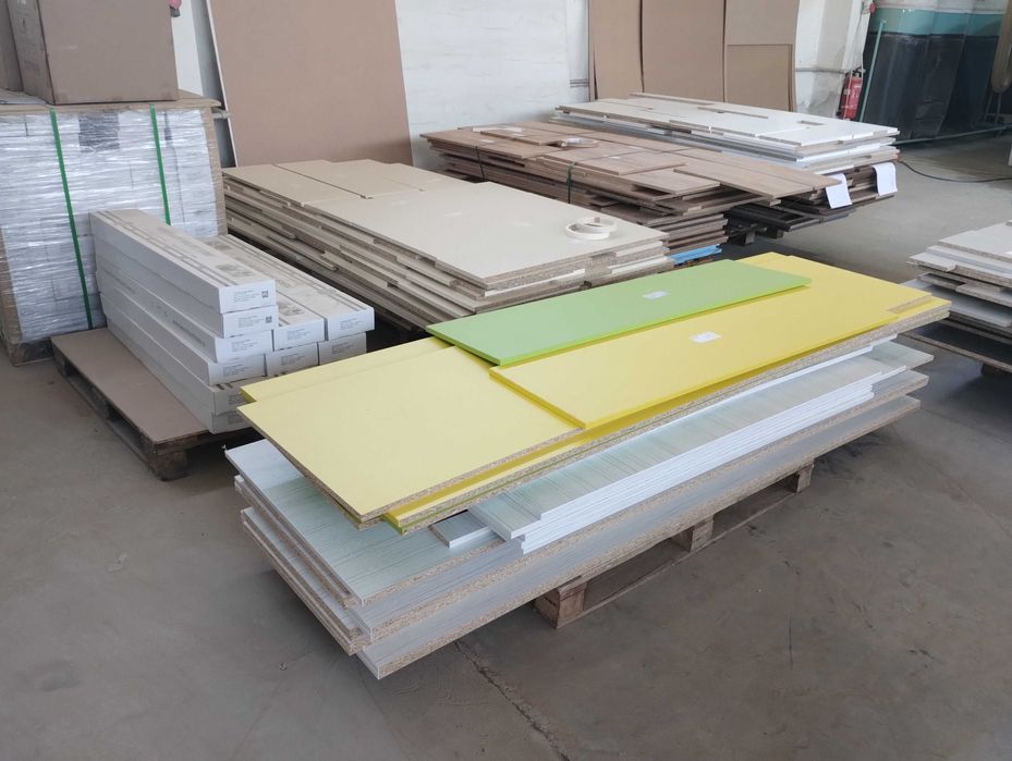 Разкрояване, кантиране и разпробиване на детайли за кухни по поръчка