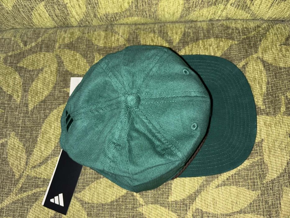 НОВИ шапки с козерка Adidas