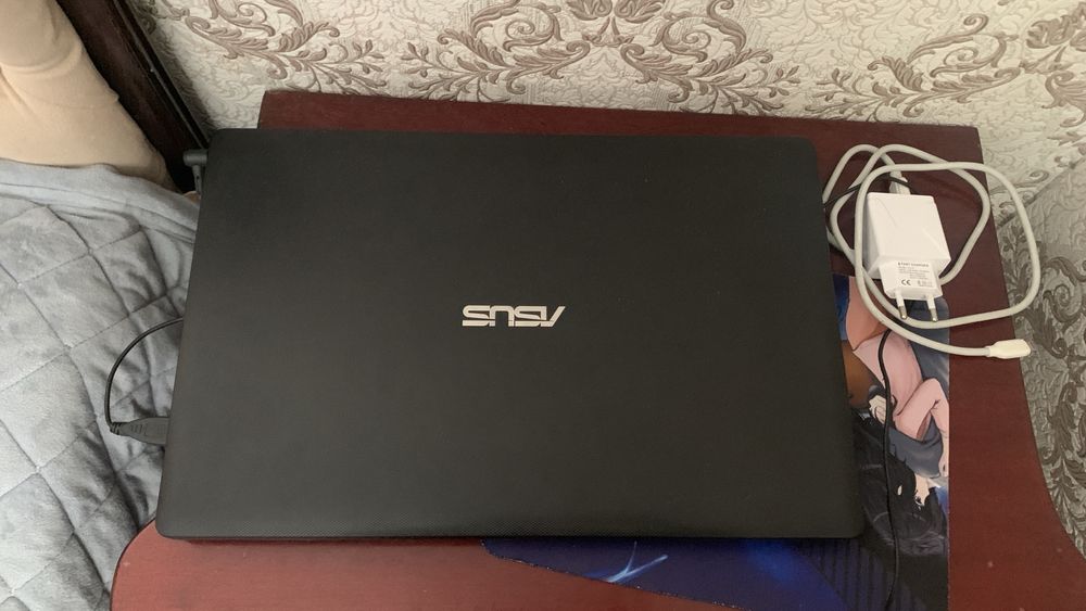 Ноутбук Asus в хорошом состояние