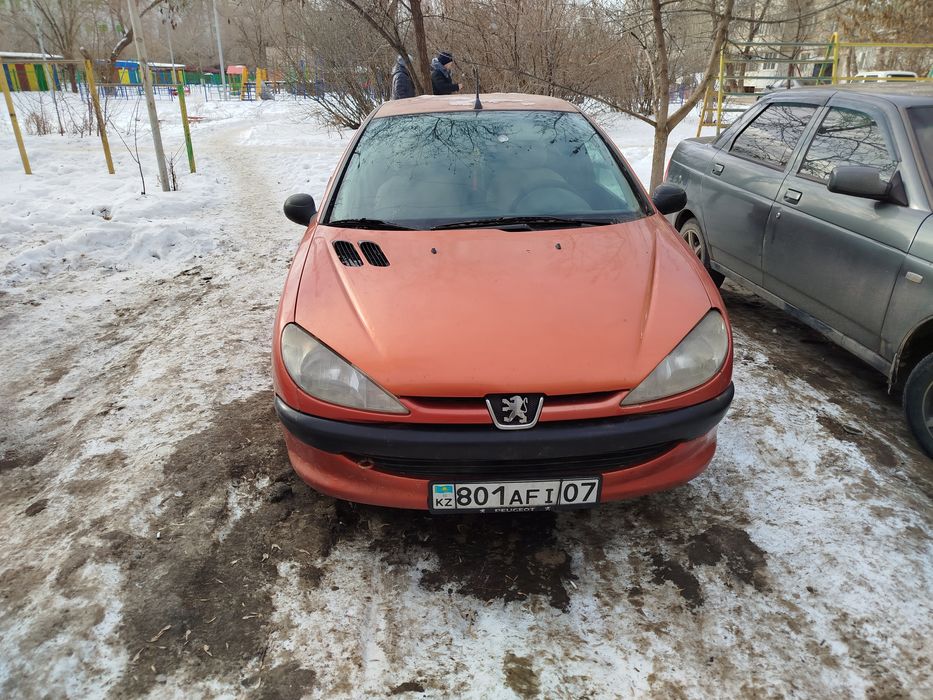 Машина Пежо 206.