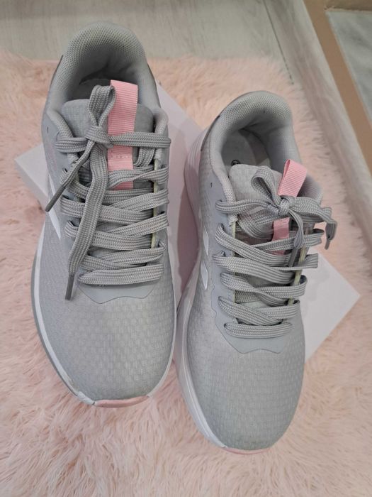 Пордава дамски маратонки,39 номер!