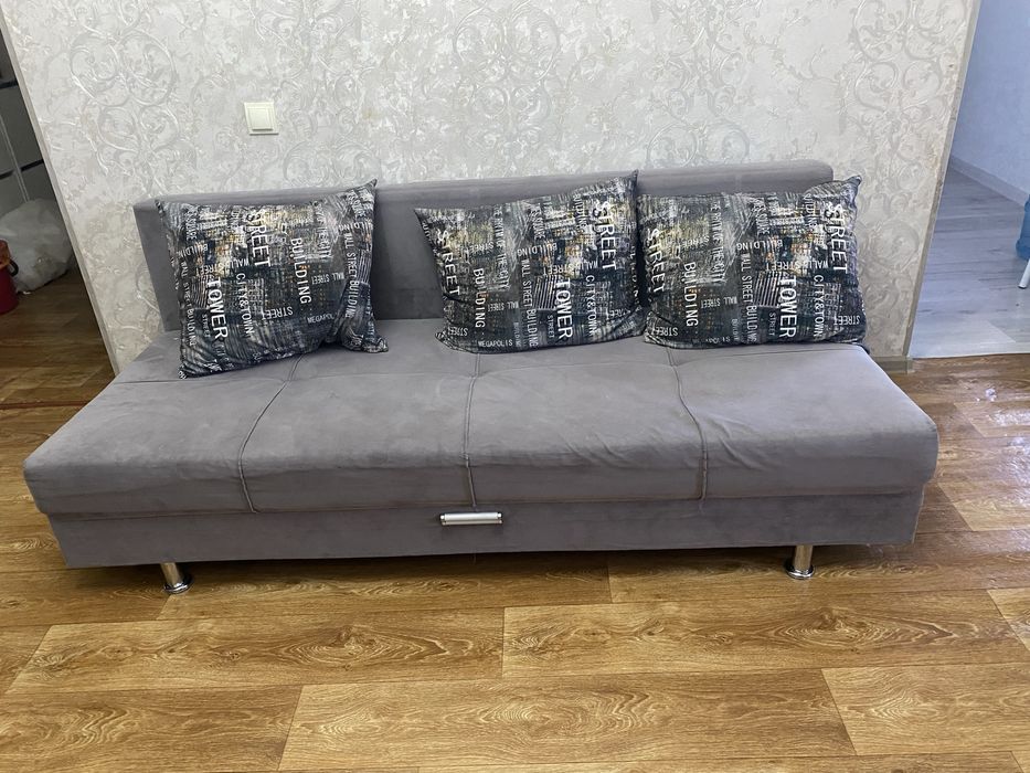 мягкий диван с подушками