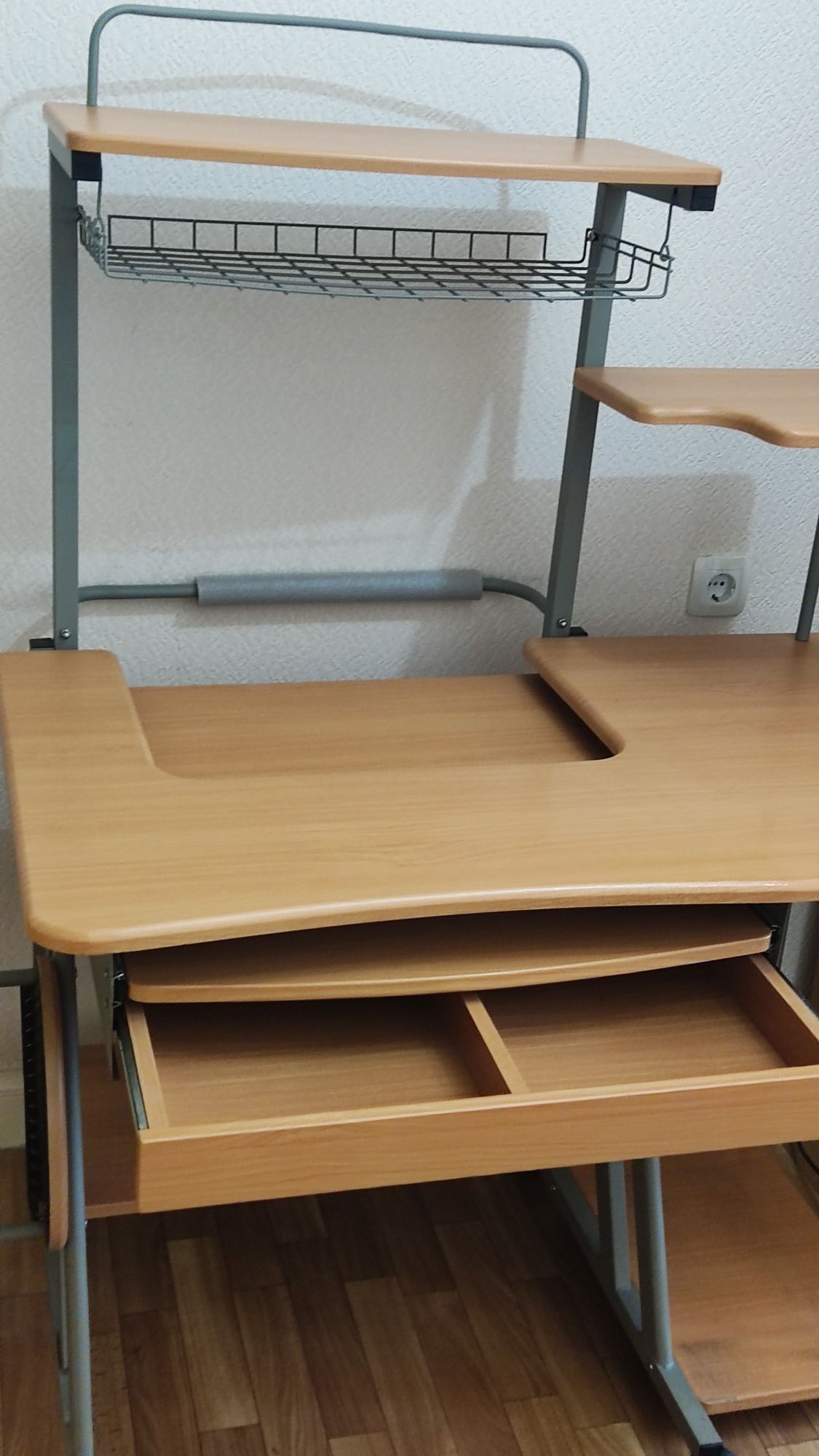 Продам компьютерный стол на металлическом каркасе и на колёсиках: 800 ...