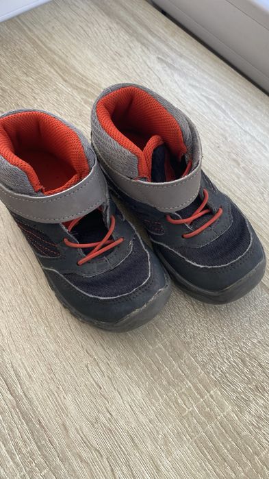 Vand 2 perechi papuci decathlon