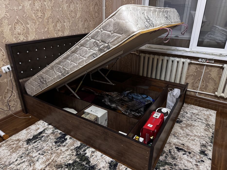 Продам кровать б/у с матрасом