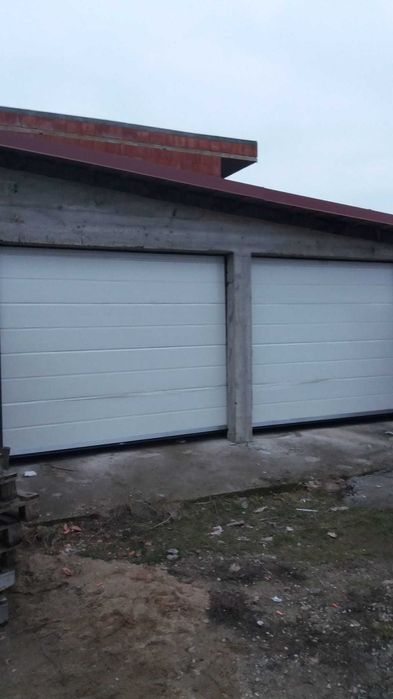uși de garaj automatizate cu 3 hublouri