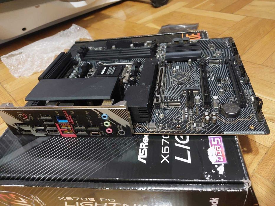 AMD Ryzen 9 7900X + AsRock X670E PG Lightning