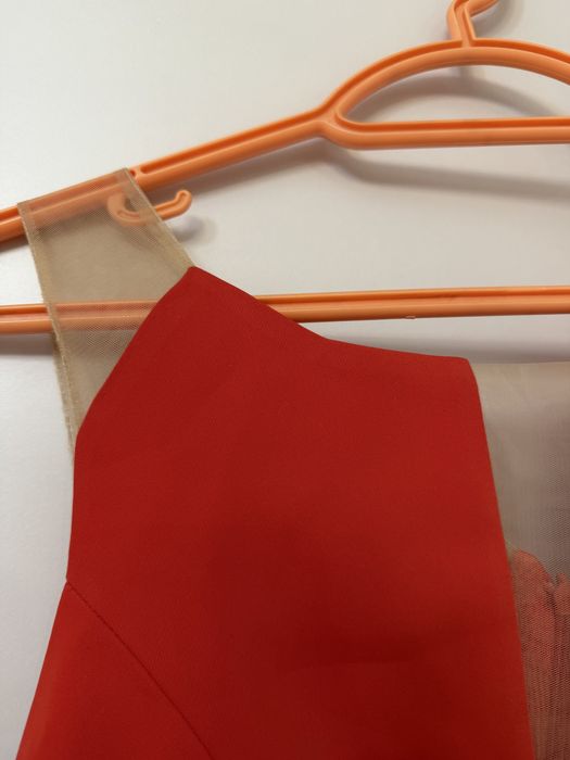 Красное вечернее платье