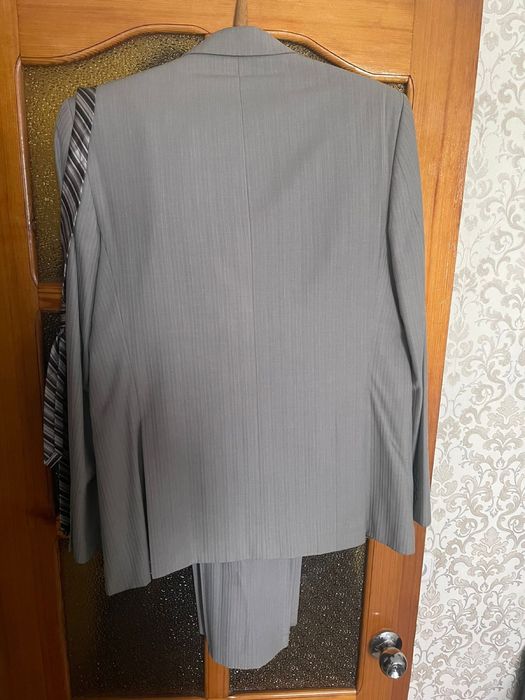 Продам костюм-двойку (пиджак+брюки)