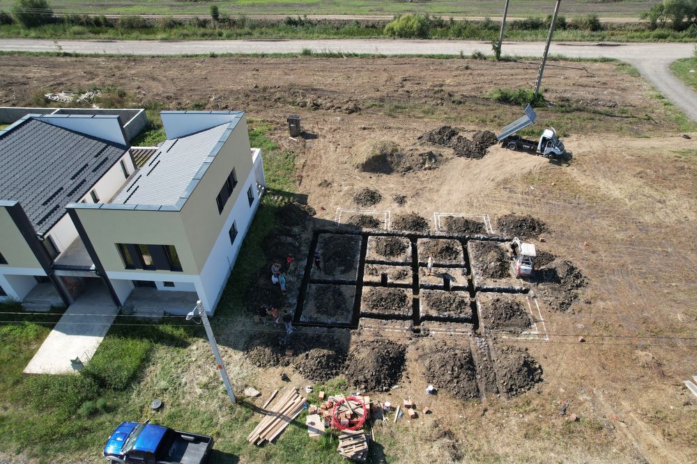 Servicii sapaturi,fundatii  casa gard piscina canalizari drenaje nivelare teren miniexcavator bobcat