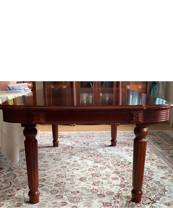 Стол из красного дерева