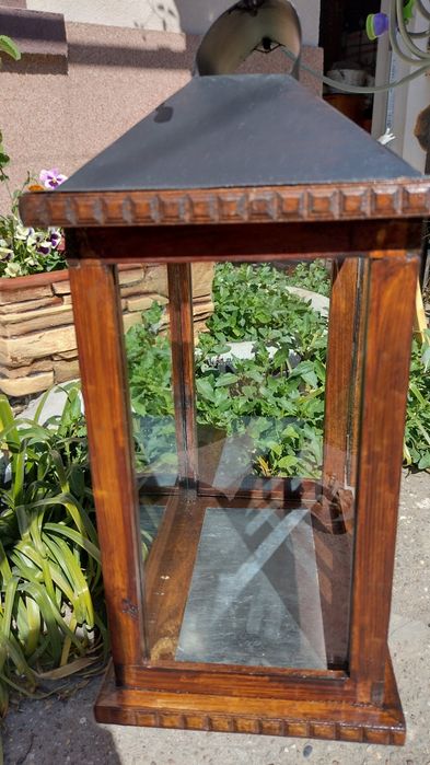 Винтидж поставка за свещ. Дървена къщичка с метален покрив с отвор