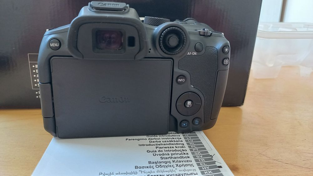 Canon EOS R 7fotoapparat sotiladi yangi 18-150 mm obektiv bilan yangi