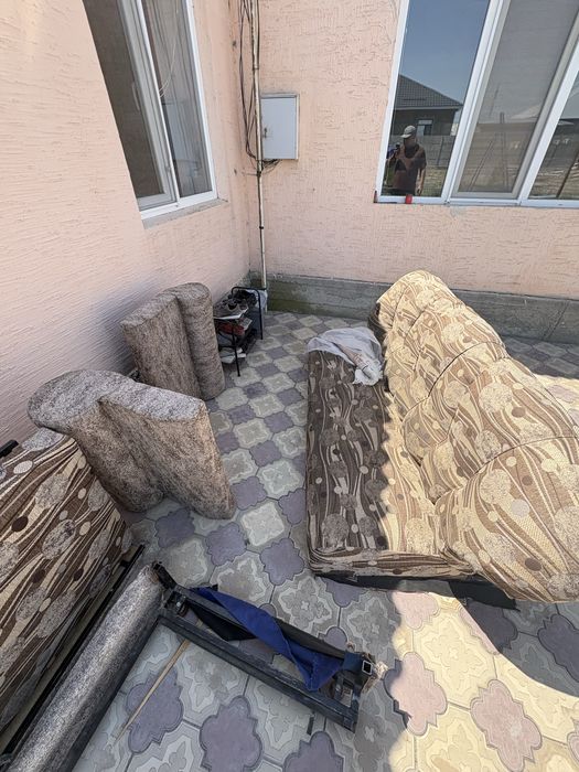 Продам б/у диван с 2 креслами