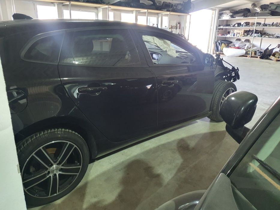 Dezmembrez vand Volvo V40 T3 , 2017 , euro 6 , 61000 km , 2.0 benzina