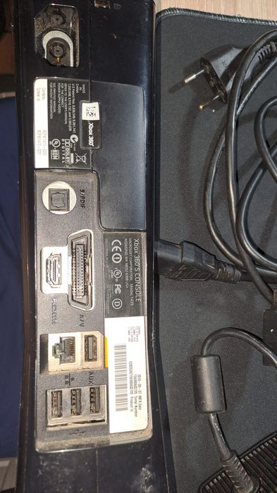 Xbox 360 slim 2 controllere și 3 jocuri